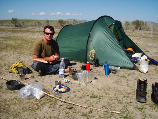 Jeden Morgen gab es selbstgemachtes Schlangenbrot mit selbstgetragenem Streichkaese, Kaffee und Ziggi. Was will man mehr!