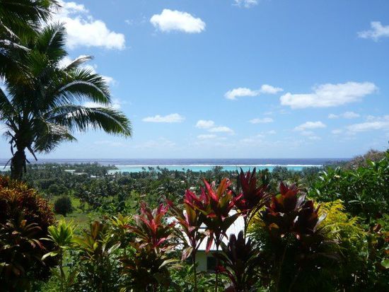 Blick von einer Anhoehe zum Strand