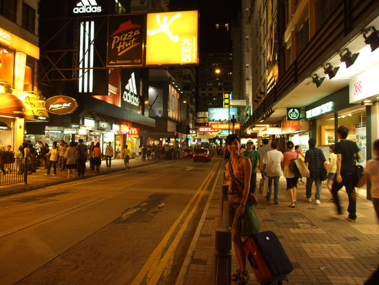 Dunkel ist es in den Straßen von Hongkong nachts jedenfalls nicht!
