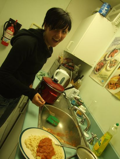 Sandy beim Versuch zu kochen...lecker! 