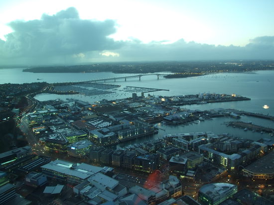 Blick vom Skytower über Auckland in der Dämmerung
