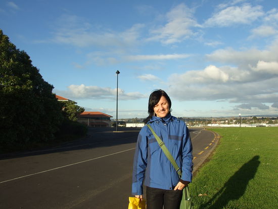 Sandy vor dem Tamaki-Campus
(richtige Bilder von der Uni folgen noch!)
