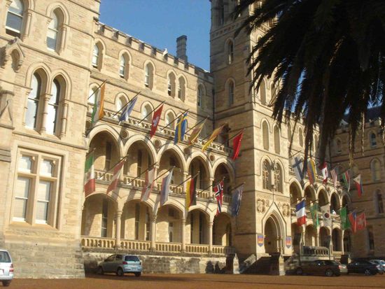 ganz oben die 2 Fenster nebeneinander sind meine 