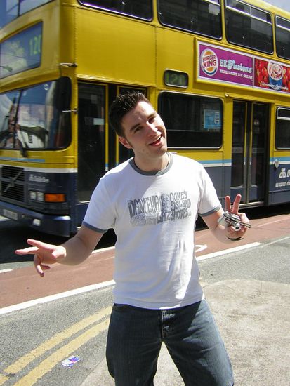 Im Bild ein glücklicher Alex und ein typischer Dublinbus