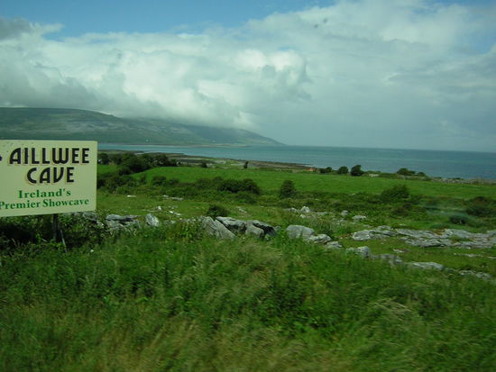 Die erste typisch irische Landschaft auf dem Weg zu den Cliffs of Moher