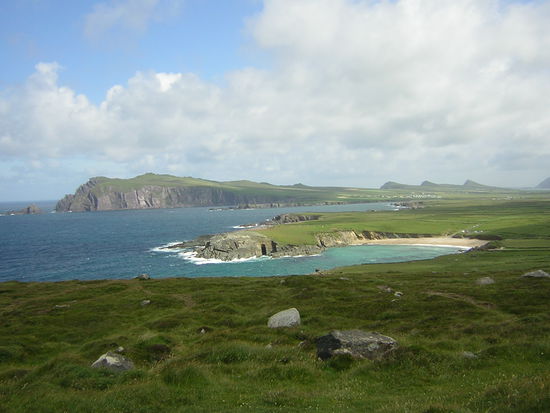 Ein "eingebuchteter ^^" Strand in Dingle mit den "Three Sisters" im Hintergrund