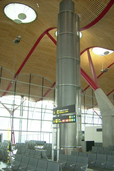 Flughafen Madrid - total modern ... leider zu wenig Zeit um mich genauer umzusehen, denn Terminals sind hier in Minuten-Entfernung ausgeschrieben und meiner ist 30 Minuten entfernt ... mit Bahn, etc.