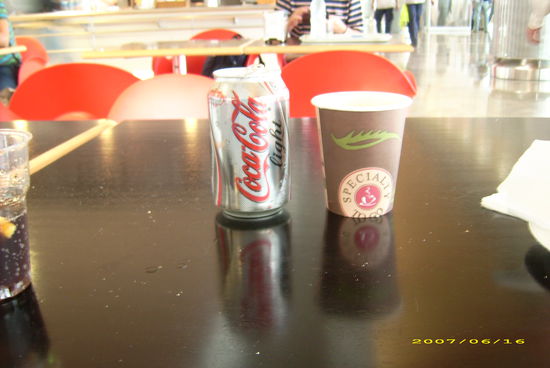 Grande ... HAHA!! Und schon geht es los - zuwenig Kaffee in zu kleinen Bechern! Aber das kennen wir ja schon aus Barcelona!