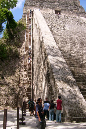 Hm, haette mal eine Seitenansicht machen sollen - die Steigung war der Hammer!! Und dann eine HOLZTREPPE!