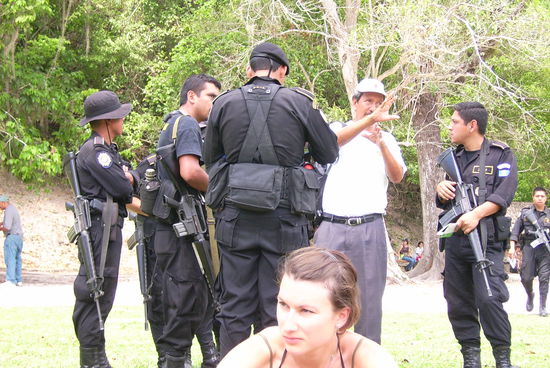 Wohin man sieht - bis an die Zaehne bewaffnete Kerle, die unserer Meinung nach keine wirklich ernstzunehmende Funktion ausueben!