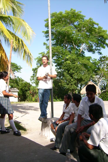 Mateo haelt eine Ansprache und keiner hoert zu, Photo hab ich nur gemacht um den suessen Frauenheld Maximilian &amp; Sergio ins Bild zu bekommen ...