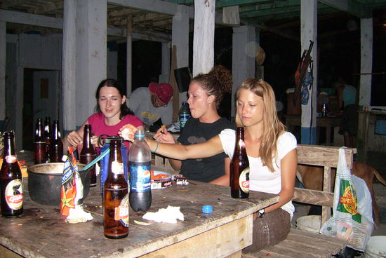 Ja, Bier ... die Maedels sehen nicht mehr ganz so fit aus und dabei trinken die kaum was!