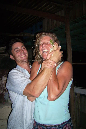 Neuankoemmling Todd beschmiert Christin mit den wirklich merkwuerdig riechenden &amp; schmeckenden Fruechten ... gleich nachdem ich dieses Bild gemacht habe, hatte Todd natuerlich schlecht Karte, denn es lag genuegend "Rest" auf der Erde ... hehe