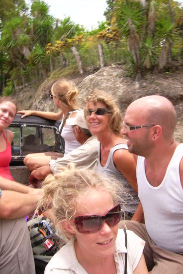 Der Fahrer war echt spitze, der ist sogar rueckweerts gefahren um wirklich alle mitzubekommen ... gab malwieder welche die bummeln mussten!