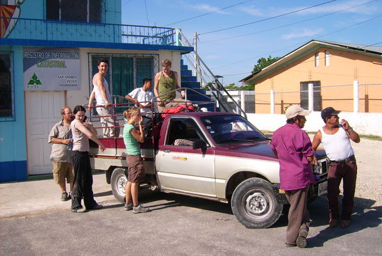 DAS ist das Transportmittel, das uns 2 Stunden lang stehend fortbewegen soll?
Na klar ... sind wir doch gewohnt 