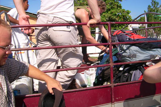 Und nein, dass Bild habe ich nicht wegen dem Hintern gemacht, sondern wegen des Gepaecks!!