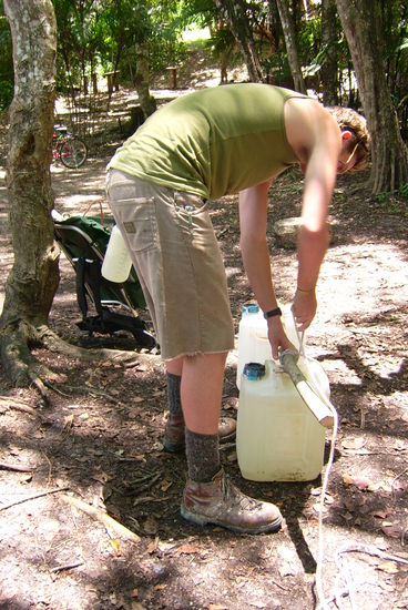 (Diese Konstruktion haelt allerdings nicht lange - 10Liter sind aber wirklich etwas viel fuer diesen kleinen Ast!!) - von wegen tolle Physik-Kenntnisse!