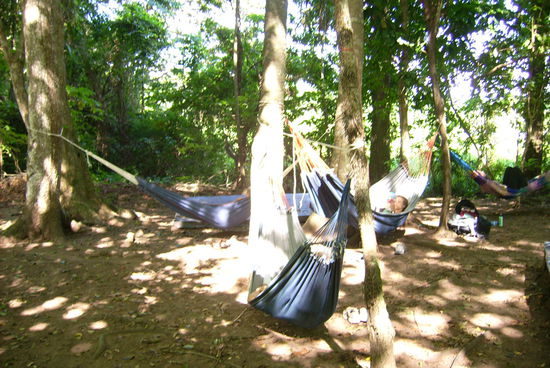 Und dann legen sich doch viele echt hin und schlafen!!? Wie langweilig ist das denn? Tim, Todd, Aoife und ich beschaeftigen uns mit Kinderspielen ... ganz nebenbei bauen wir das Zelt auf und kriegen uns vor Lachen kaum noch ein!