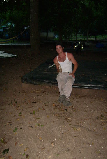 Und Du, Todd?
Kurze Erklaerung: Das Stueck vom Seil stellt eine Moeglichkeit der Muecken-Prophylaxe dar!