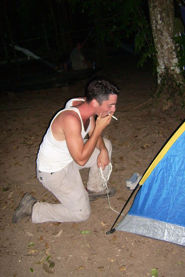 Ok, Teil des Lachkrampfes war der Umstand, dass Todd nicht nur sich, sondern UNS vor Muecken schuetzen moechte und was ist da besser geeignet als ZIGATTENQUALM? Ja, weiss ich auch nicht ... also, los gehts! Erst er ...