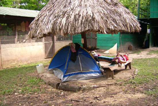 Und weil es regnet sind wir natuerlich ganz schlau und sichern uns doppelt ab ... waehrend die anderen in feuchten Haengematten draussen schlafen!