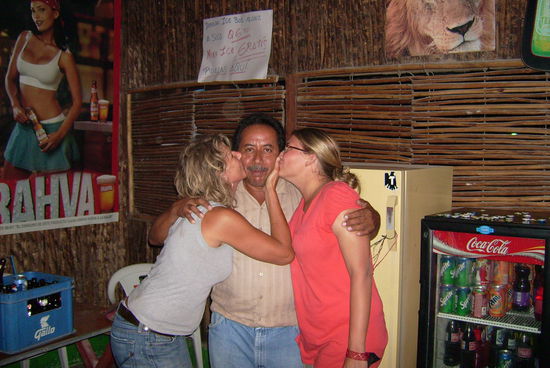 Tito - unser Freund in der Not! Immer ein kuehles Bier fuer die netten Damen!
Und NEIN: Ich kuesse nicht Christins Hand, ihr Daumen ist nur im Weg!!