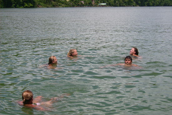 nach soviel faulem Rumgesitze wird sich etwas sportlich betaetigt bevor es wieder ans Essen geht