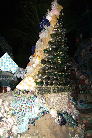 Der Kuenstler hat 8 Jahre gebraucht um das gesamte Grundstueck so aussehen zulassen ... wohin das Auge reicht - Glas, Muscheln, Steine, Fliesen ... absolut traumhaft - nur der Kuenstler ist etwas gruselig, denn der rennt den ganzen Abend im Hof umher und verscheucht Katzen und auch Gaeste ... naja, Kuenstler halt ...