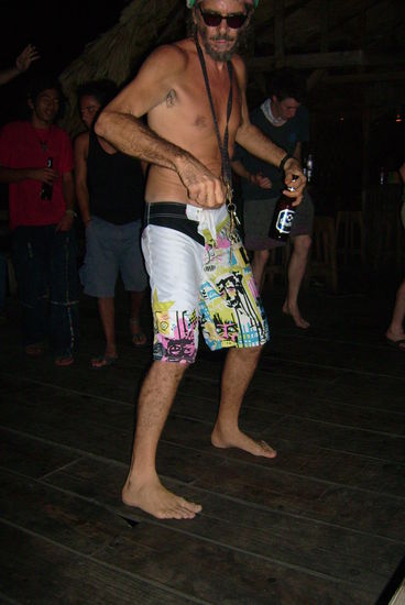 Nein, das ist kein durchgeknallter Raver, sondern der Inselarzt ... und konsumieren tut der ALLES! Die die einen Grund gehabt haetten ihn aufzusuchen, haben sich nach der ersten Begegnung mit ihm dagegen entschieden ... stattdessen: SELBSTMEDIKATION!