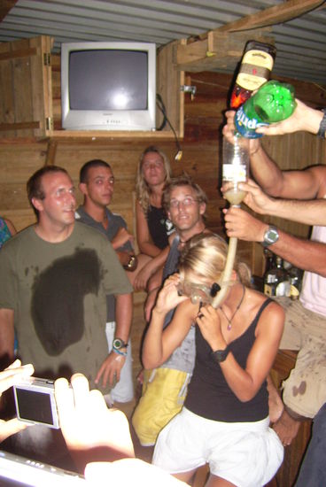 Oder Rum &amp; Sprite? Wie gemein, die  Maedels wird die schlimmste aller Mischungen serviert ...