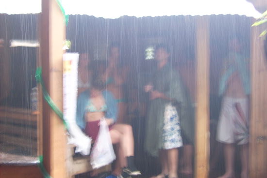 Ja und dann das: Am Tag des Jahres (die Taucher meinten, dass die juengeren Inselbewohner das ganze Jahr auf diesen Tag warten) - es regnet wie aus Eimern! Und das obwohl es hier wirklich selten regnet ... aber der Stimmung tut das keinen Abbruch und auch der Ticketverkauf fuer die Party laeuft auf Hochtouren (500Lps)