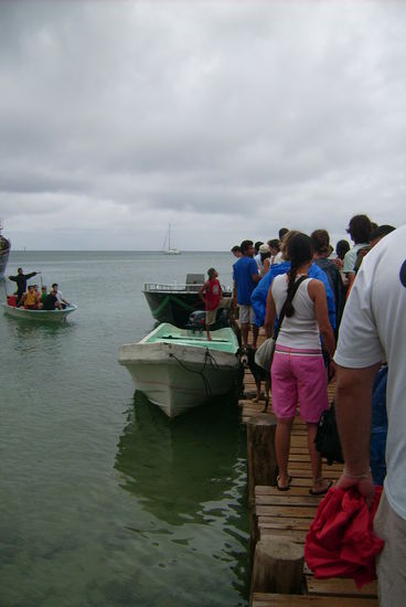 Anstehen &amp; Hoffen, dass man in einem einigermassen heilen &amp; sicheren Boot mitkommt ... Regen hat sich gelegt, trotzdem verdammt dunkel