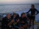 Und das sind wir (extrem klein, ich weiss ... nicht meine Photos!!?) auf dem Weg zum "Night-Dive" ... alle etwas High vor Aufregung!