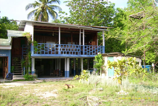 Hauptgebaeude des Parks - auch die Wasserstelle fuer durstige Volunteers ... eines der wenigen schattigen Plaetzchen