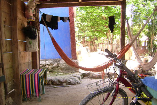 Ueberdachung mit Hammocks zum Ausspannen - ganz wichtig! 