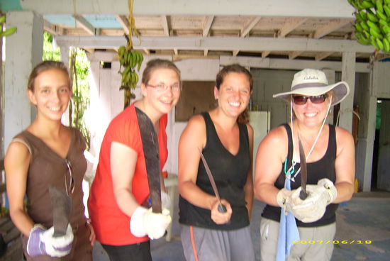 Girls with machetes (Mateos Titel auf der Homepage)