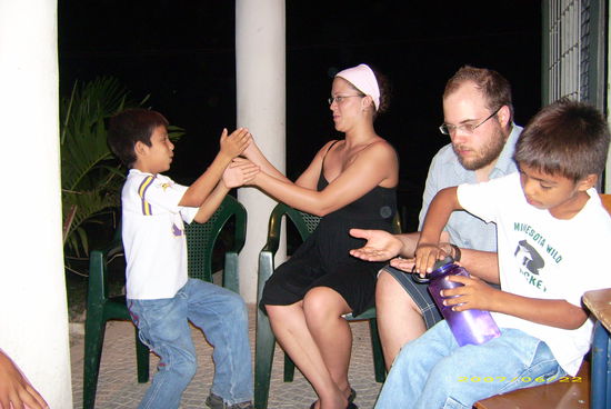 Dani &amp; Scotty beschaeftigen die Jungs