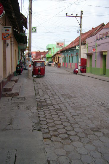 Hauptstrasse in Flores - hier geht nicht verloren, denn die Strasse verlaeuft in einem Kreis rundum Flores