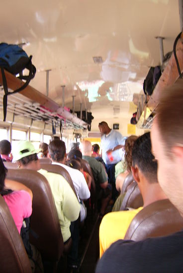 Ein voller Bus, aber kein WIRKLICH voller Bus von San Ignacio nach Belmopan!