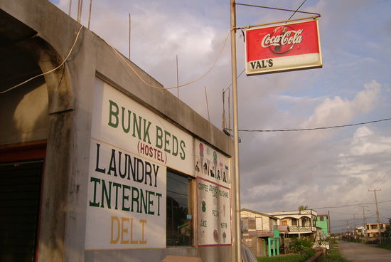 Sieht nicht einladend aus, dafuer aber sauber und direkt am Strand! Perfect fuer die kommende VOLLMOND NACHT!