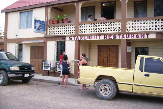 17.30Uhr - und Restaurants machen hier nicht vor 18.30Uhr auf! Ganz klar dass die Chinesen ihr Brettspiel auf dem Balkon weiterfuehren!