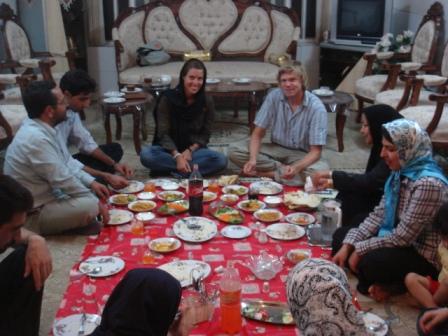 Viva Iran...diese modernen Zeitgenossen besitzen sogar Möbel, doch diese wurden bei unsren Besuchen nie benötigt..zuständig ist dazu wohl ihre grosse Portion Nomadenblut ...