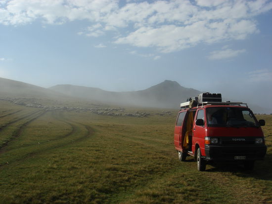 Schlafplatz auf einem Hochplateau (2500 m.ü.M.), tierischer Besuch jederzeit inbegriffen.