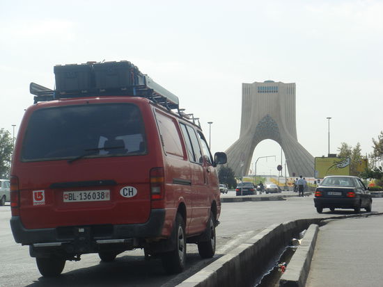Superbuss beim Azadi Monument - das Wahrzeichen Teherans (ohne Beule)