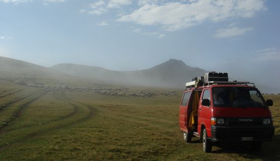 ..Morgen mit Schaffen, in den nordosttuerkischen Bergen