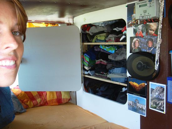 ..unser Kleiderschrank...trotz seiner beachtlichen Groesse nach dem Thaishopping bis auf den letzten Platz ausgebucht