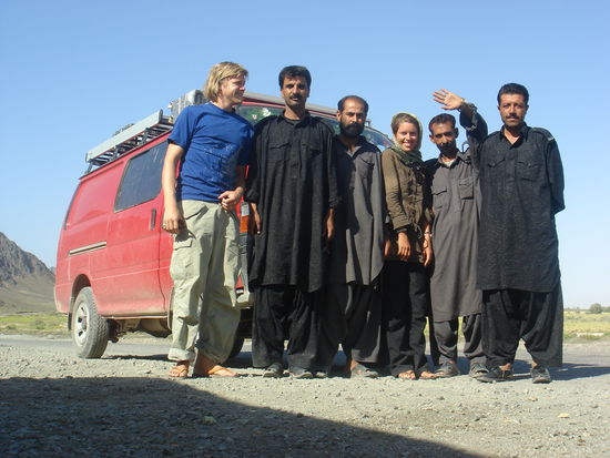 die Gentlemen oben tragen übrigens nicht das Pyjama, sondern die original Polizeiuniform... der Müde Blick kommt wohl von der Nähe zu Afgahn...