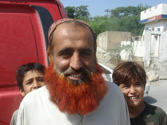 der weise Pakistani weiss... Färbe deinen Bart rot, wenn er weiss wird... der absolute Trend hier