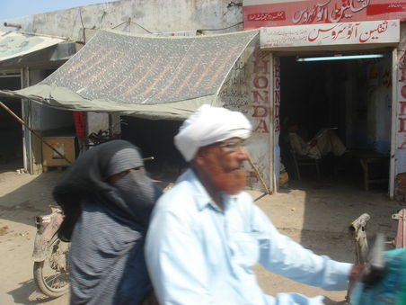 Leider sind die Frauen in Pakistan noch stärker verhüllt und tragen sogar die Burka....im Gegensatz zum Iran sind sie auch von der Art her sehr verschlossen (irgendwie kein Wunder...)