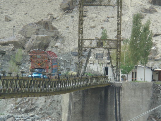 ..wir haben uns immer dran gehalten, dass nur ein Wagen auf der Brücke fahren darf...